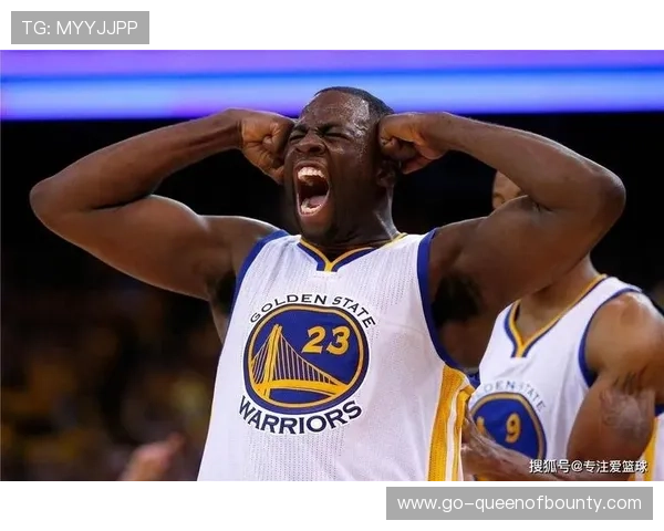 库里场边查看数据,追梦格林六犯毕业表情夸张 库里场边查看数据,追梦格林六犯毕业表情夸张