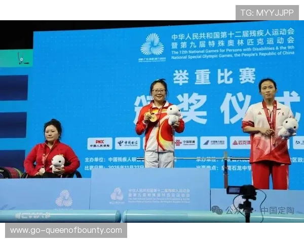 残特奥会颁奖仪式：崔哲与年轻选手合影，传承举重精神